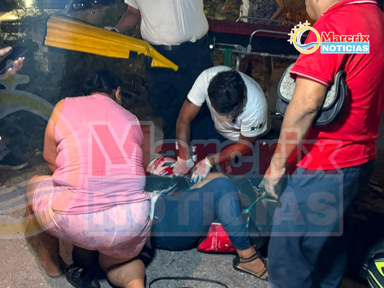 Mujer se rompe una pierna tras un encontronazo entre motocicletas