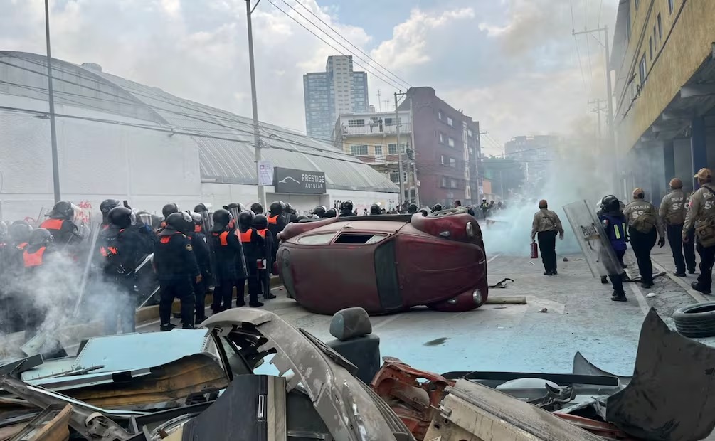 Se enfrentan manifestantes y policías afuera del Estadio Ciudad de México, hay lesionados y detenidos