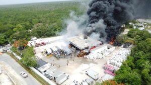 Incendio moviliza a cuerpos de emergencia en almacén de Cancún