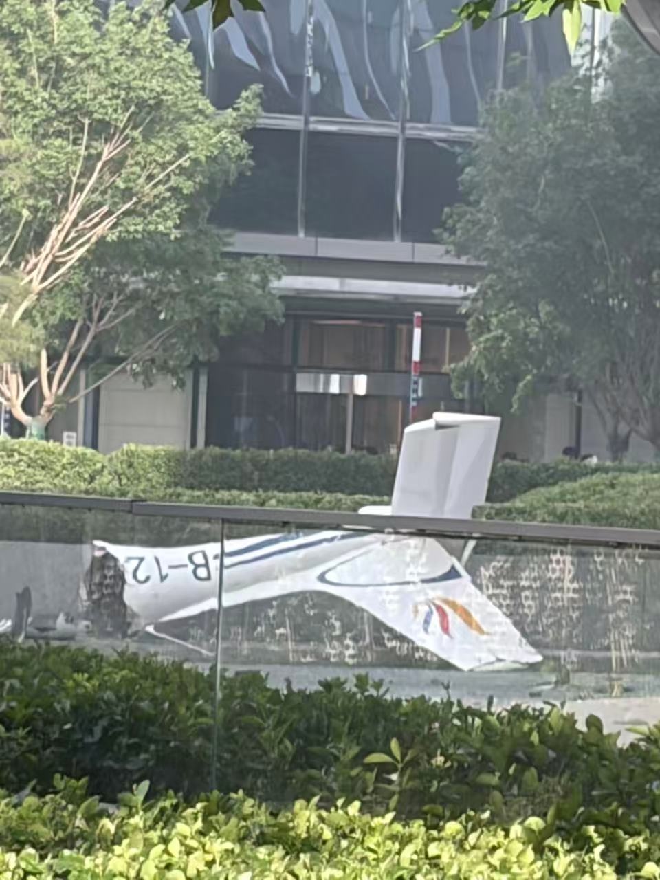 Se estrelló avioneta contra rascacielo más alto de Pekín