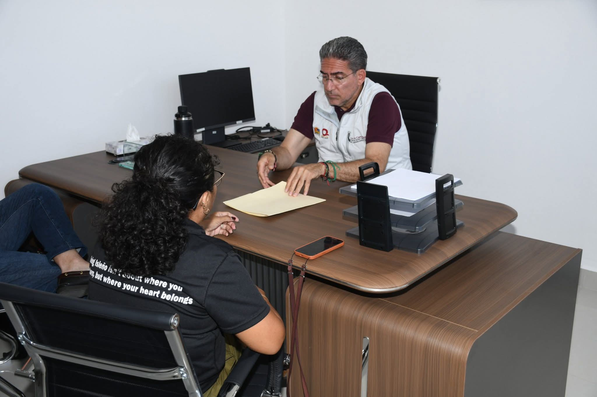 Activista de Isla Mujeres se viraliza por encarar a Secretario de Salud de Quintana Roo