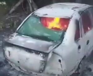Encuentran auto incendiándose con el cuerpo de un hombre en su interior en Bacalar