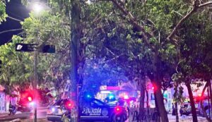 Motociclista ebrio choca contra vivienda y resulta lesionado en Playa del Carmen