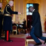 Carlos III convierte a Idris Elba en caballero por su labor con jóvenes