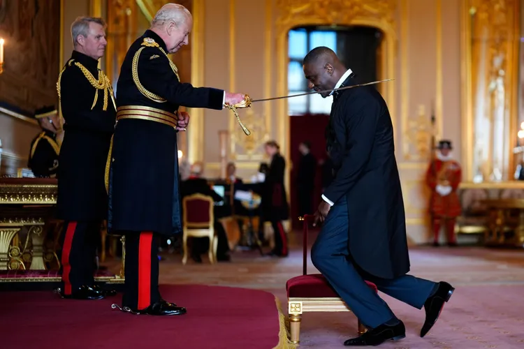 Carlos III convierte a Idris Elba en caballero por su labor con jóvenes