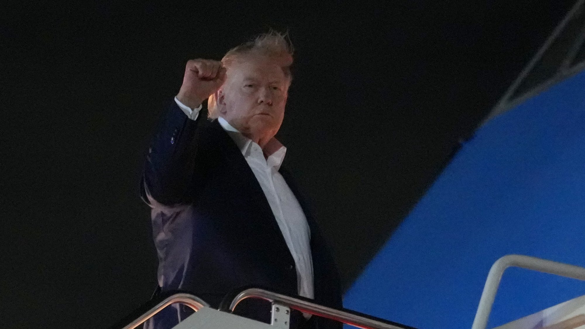 Trump confirma que algunos barcos empiezan a transitar por el estrecho de Ormuz