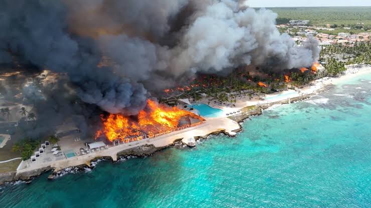 Consume incendio hotel en República Dominicana, hay una muerta y mil 700 evacuados