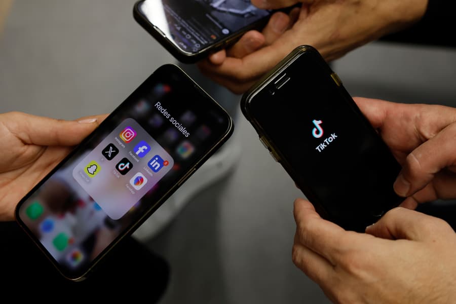 Prohíbe Malasia redes sociales a menores de 16 años para limitar riesgos digitales