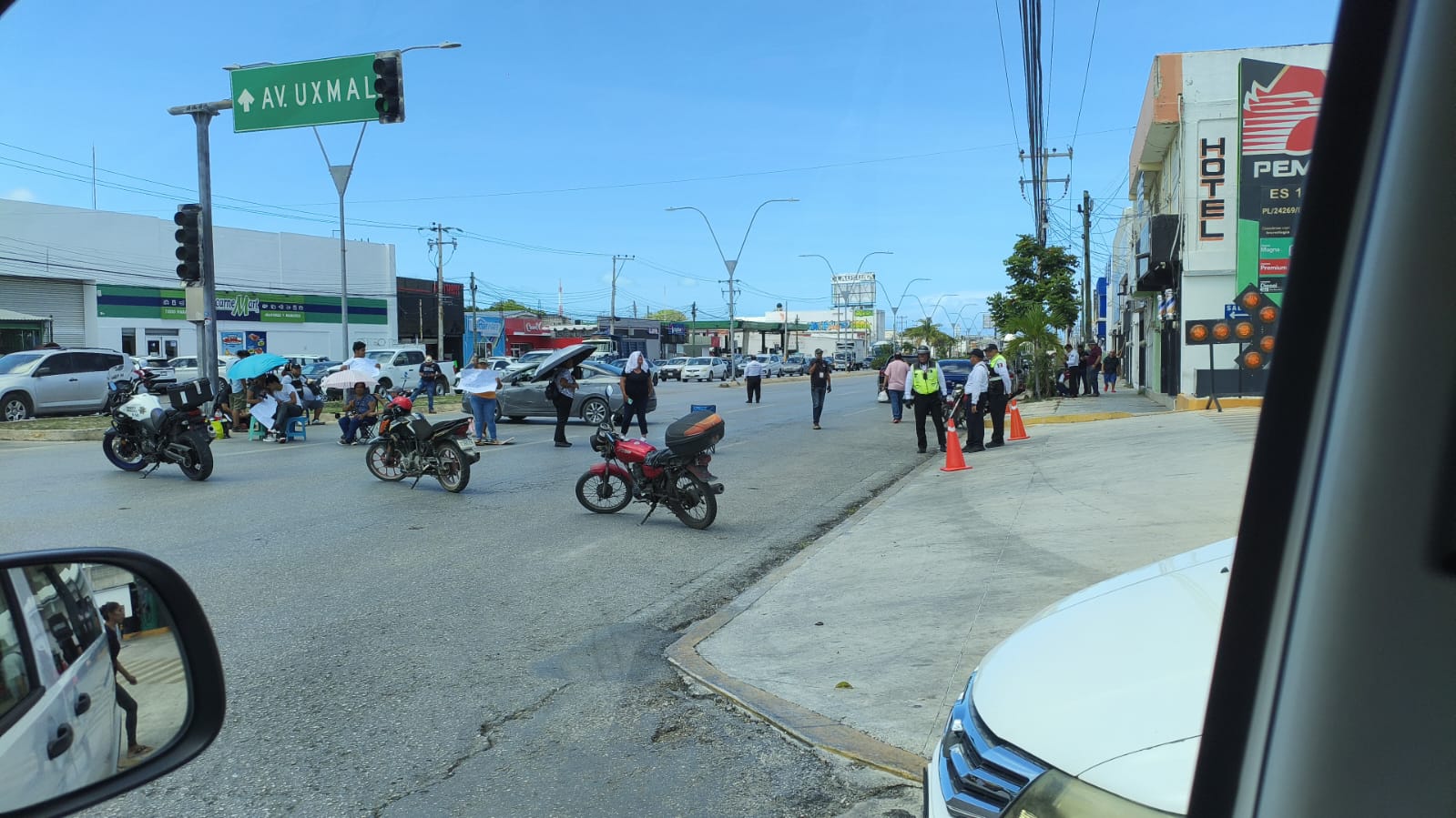 Padres de familia del CAM bloquean avenidas de Cancún para exigir una prepa para niños especiales