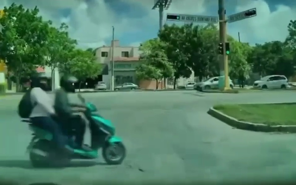 Motociclistas de Cancún se pasan un alto sin fijarse metiéndose en el camino de un automovilista, el cual frenó a tiempo y no los arrolló.