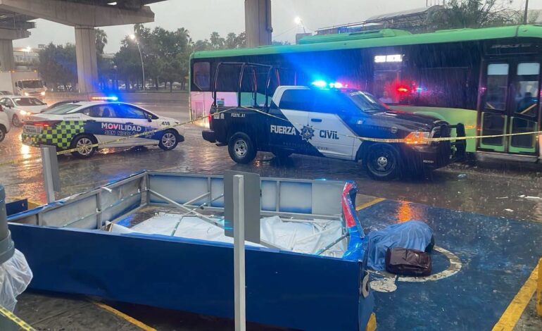 Muere mujer aplastada por un anuncio panorámico en Monterrey