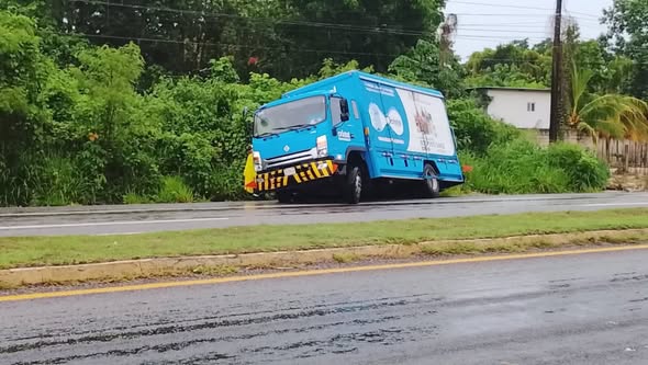 Se sale de la carretera camión repartidor de agua en Chetumal
