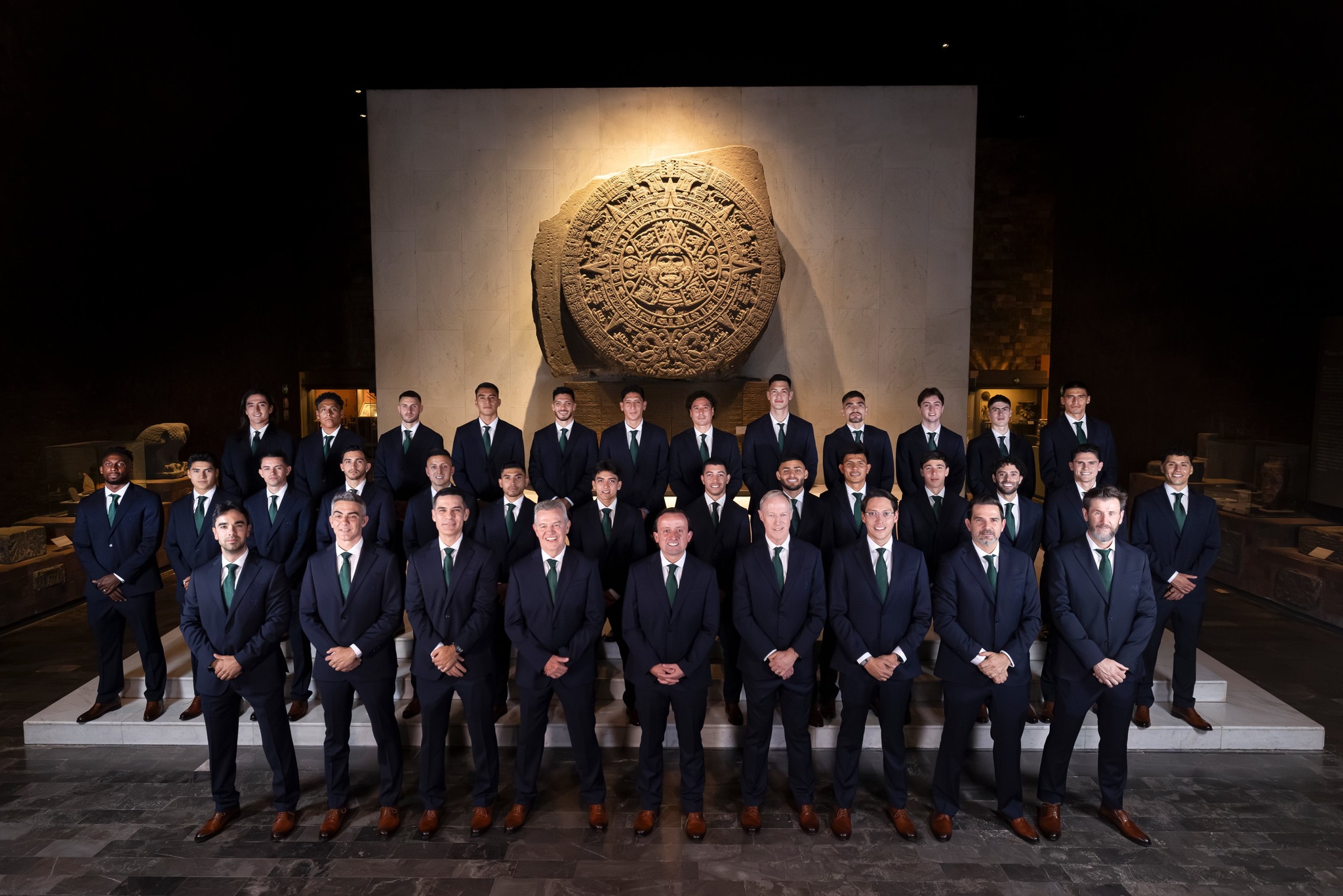 México reveló la foto oficial rumbo al Mundial 2026 con la icónica Piedra del Sol como escenario y símbolo en su nueva playera verde.
