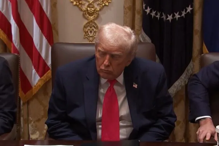 Trump enfrenta críticas por supuestos episodios de sueño en actos oficiales