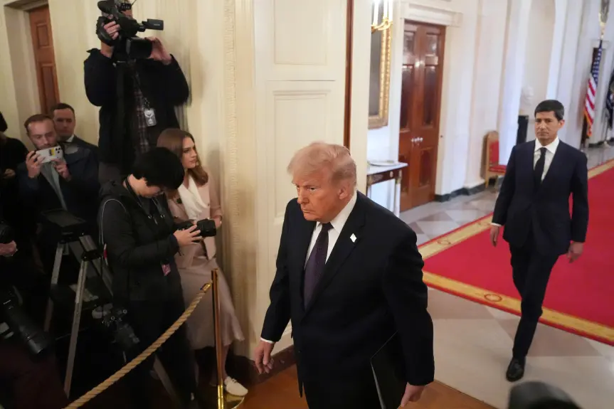 Trump firmó un decreto que obliga a empresas como OpenAI y Google a compartir sus modelos de IA con el gobierno federal antes de publicarlos.