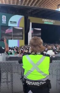 Bandera de Estados Unidos recibe abucheos durante la inauguración del Mundial en México y Canadá