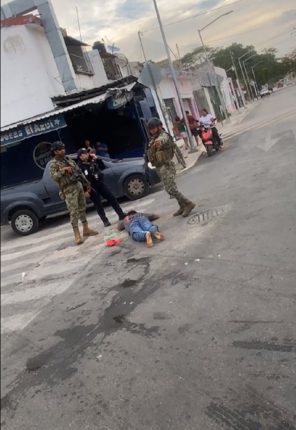 Ciudadanos someten a presunto asaltante tras robo en farmacia de Cancún
