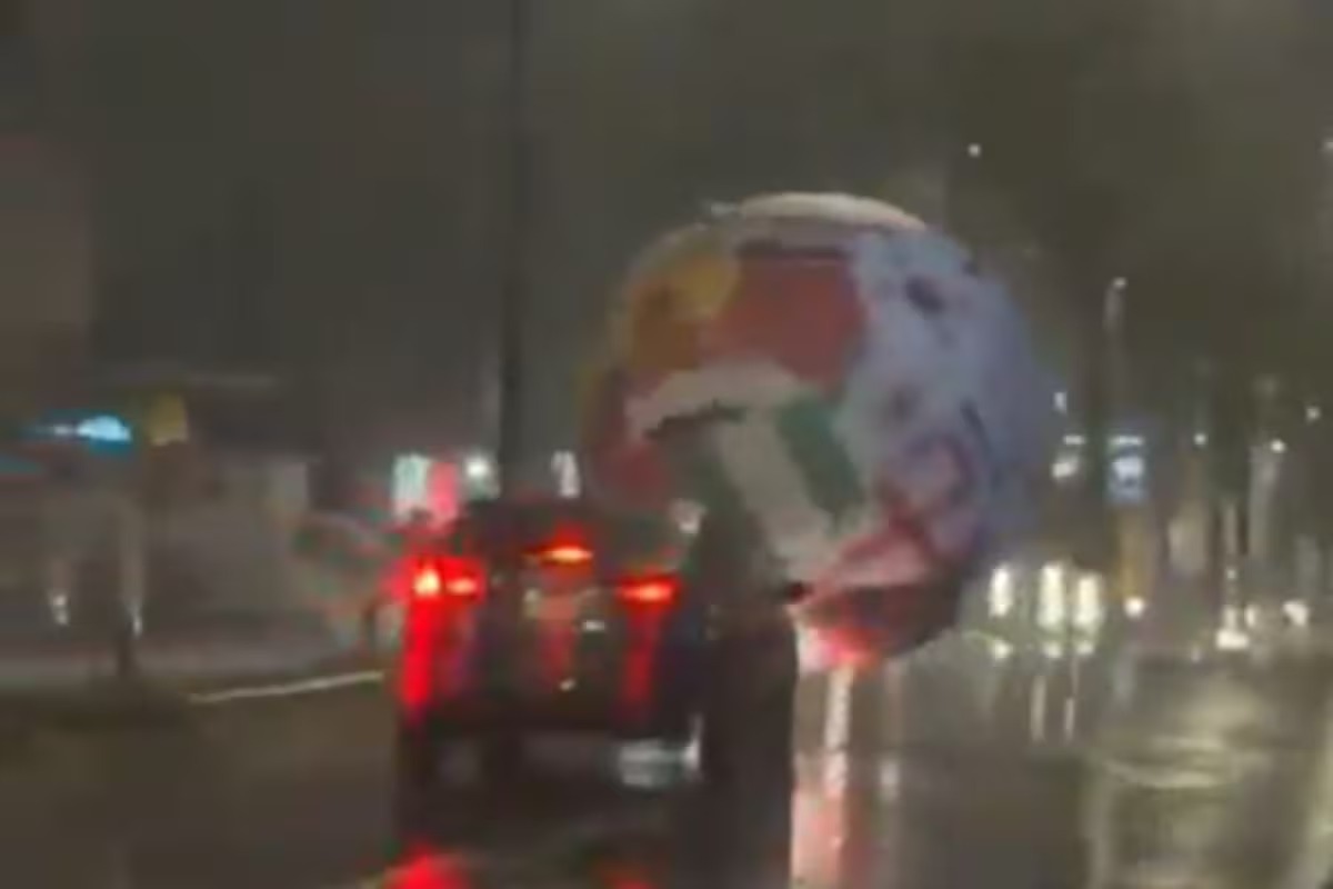 Balón gigante del Mundial 2026 rueda por San Salvador en plena tormenta