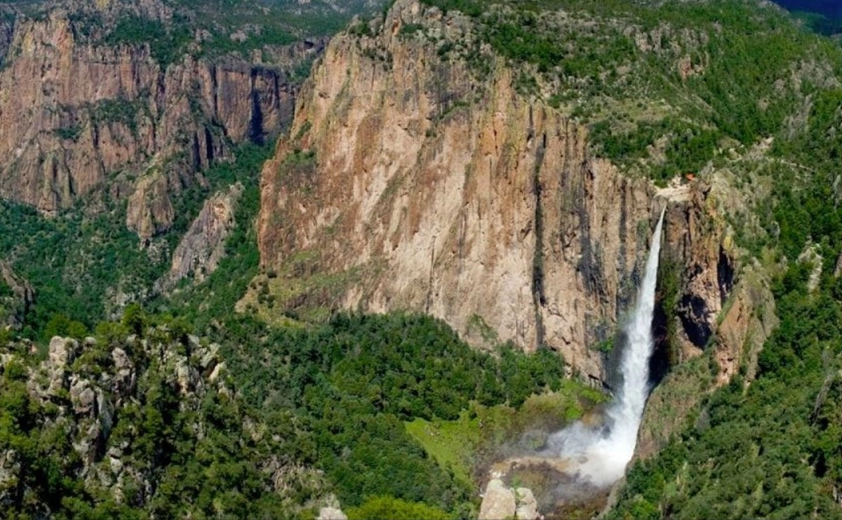 Rayo mata a turista en Basaseachi, Chihuahua y deja una mujer herida