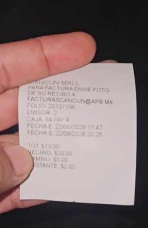 Denuncian que máquinas del estacionamiento de Cancún Mall no dan cambio