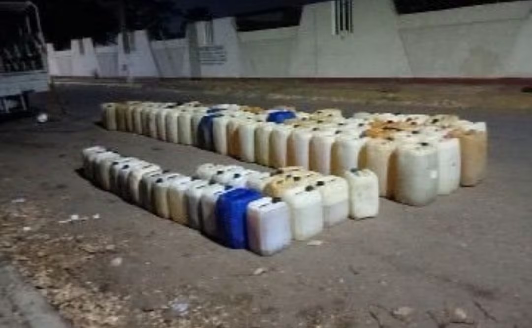 aseguran 19 mil litros de combustible en tabasco y detienen a 12 personas