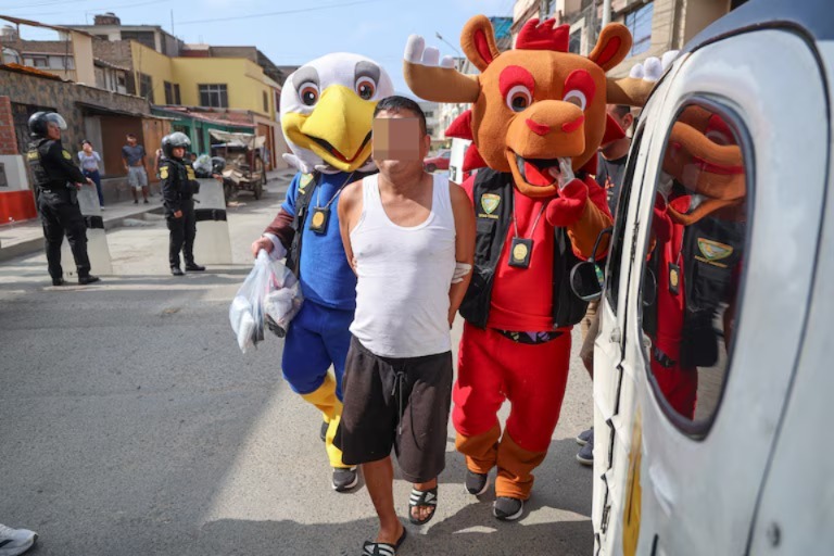 Policías de Perú se disfrazan de mascotas del mundial para atrapar a un presunto dealer