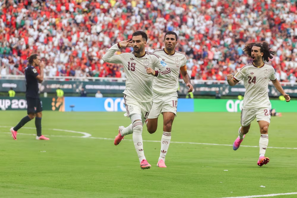 España vence a Uruguay, avanza como líder y deja fuera a la Celeste