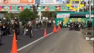 Autobús de Chequia queda ‘atascado’ en Guadalajara; jugadores se bajan y caminan para llegar a entrenar