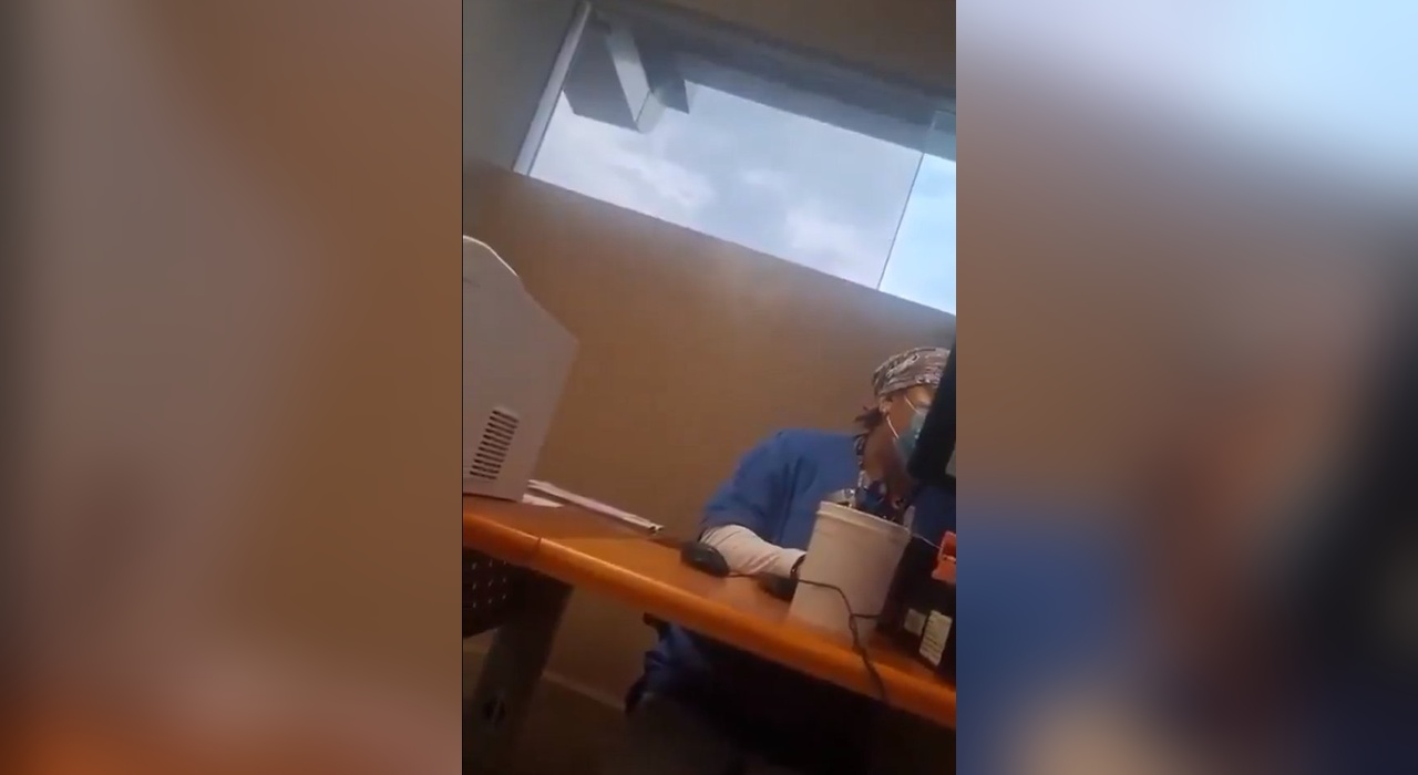 Un video viral exhibe a una trabajadora del IMSS en Puebla que ignoró el drama de un familiar desesperado.