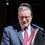 Defiende primer ministro británico su permanencia tras renuncia de dos ministros en Reino Unido