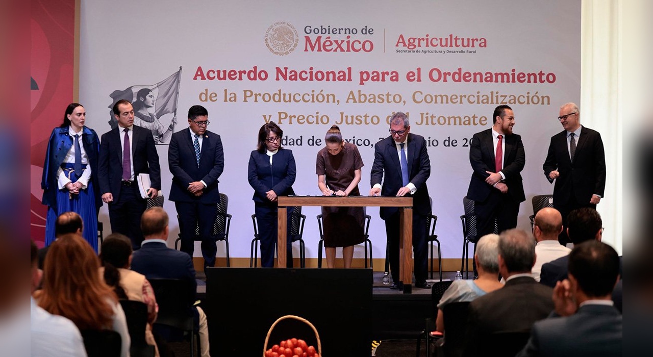 Un acuerdo nacional con 18 estados busca bajar el costo del jitomate y proteger la economía familiar.