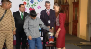 Pato Merlín casi muerde a Sheinbaum durante encuentro en Palacio Nacional