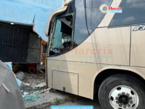 Choca camión de empresa Del Valle contra casa en la región 90 de Cancún