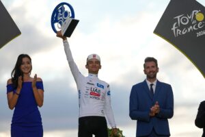 Sheinbaum felicita a Isaac del Toro por su histórico tercer lugar en el Tour de Francia