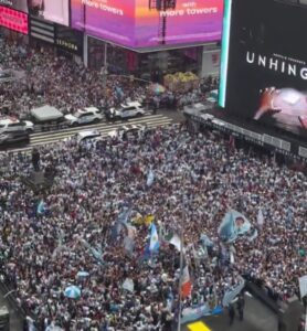 Banderazo de Argentina reúne a 10 mil aficionados en Times Square