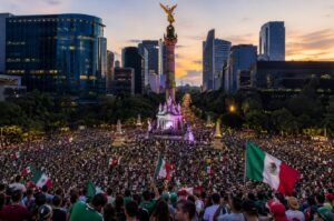 Aficionados organizan despedida para el Tri en el Ángel de la Independencia