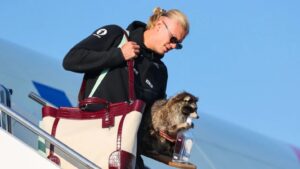 Haaland llega a Noruega acompañado de un mapache tras participar en el Mundial 2026