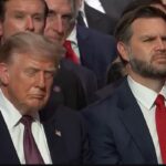 Captan a Trump durmiendo en el funeral del senador Lindsey Graham