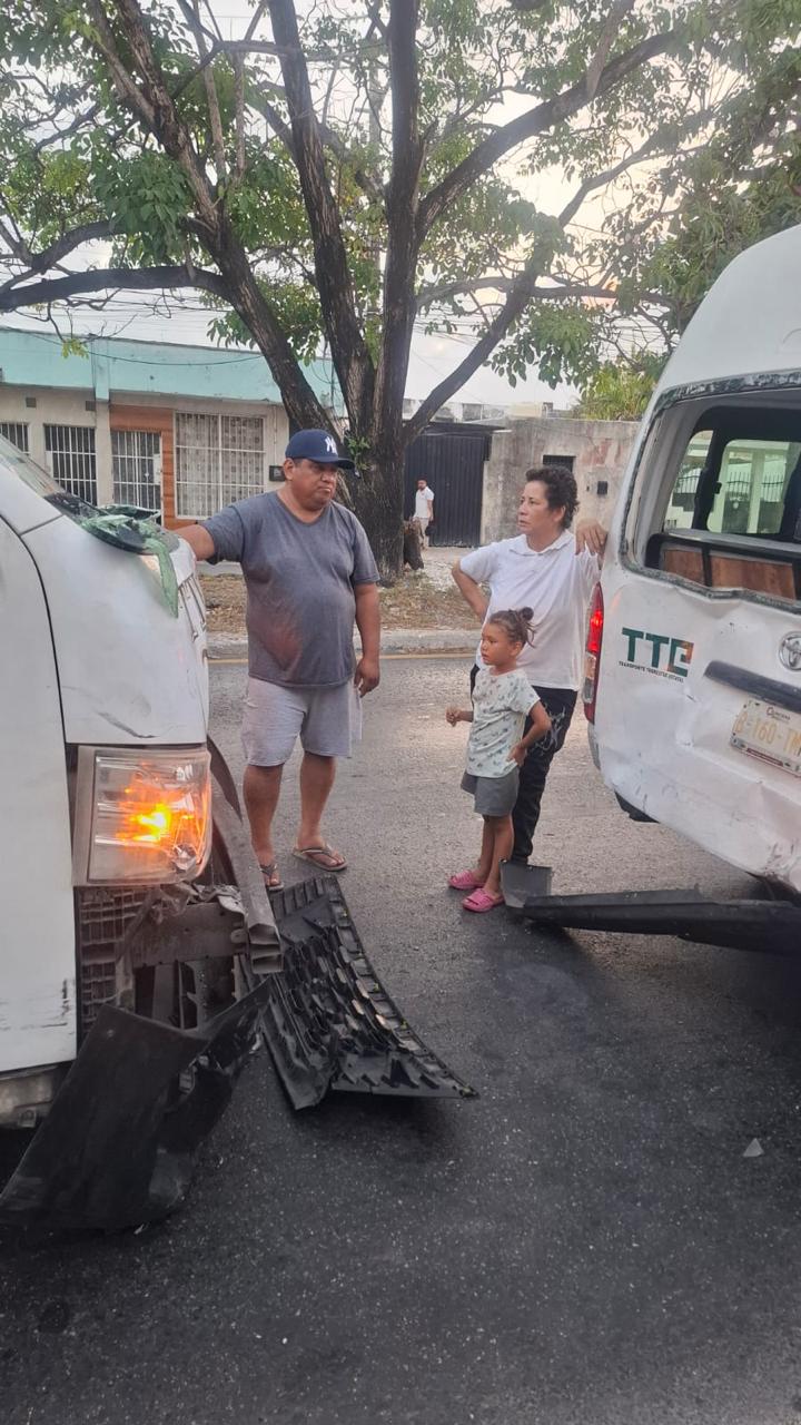 Choque entre dos combis en Cancún deja varios lesionados