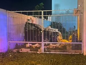 Camioneta de lujo termina incrustada contra una casa en Mérida