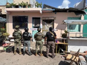 Cateo en Playa del Carmen deja siete detenidos y decomiso de presunta droga en la colonia 28 de Julio