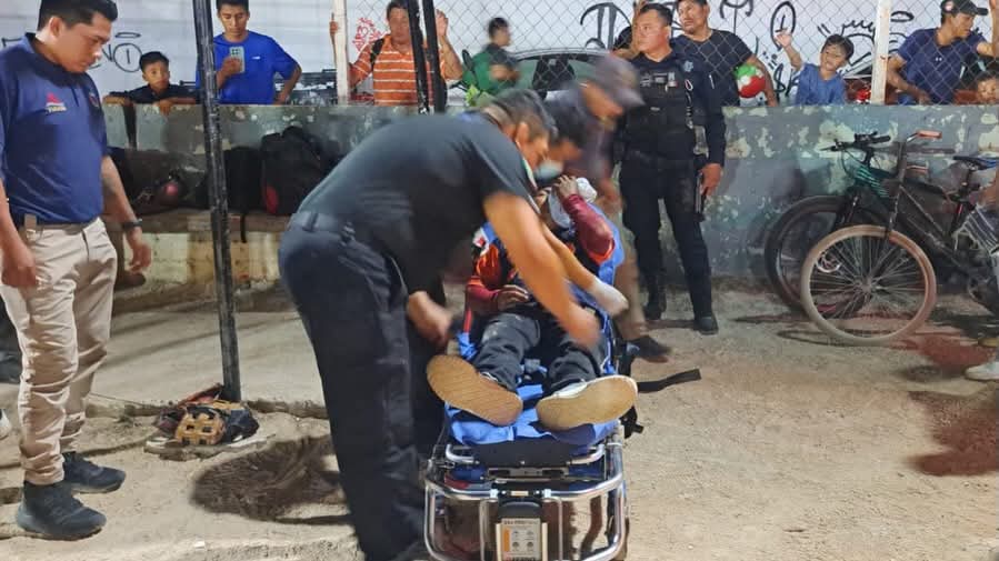 Joven termina hospitalizado tras recibir fuerte pelotazo en juego de béisbol en Tulum