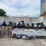 Aseguran tres camionetas con armas, droga y equipo táctico en una brecha de Bacalar