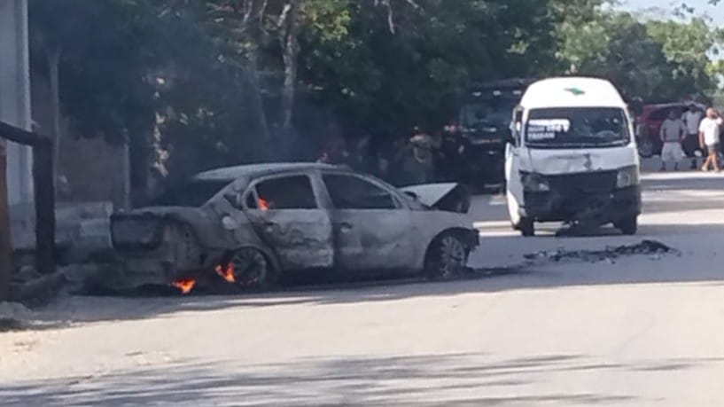 Automovilista ebrio choca contra combi en Playa del Carmen; su vehículo termina incendiado