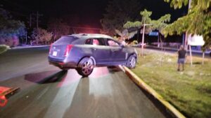 Camioneta termina sobre el camellón tras maniobra para evitar choque en Playa del Carmen