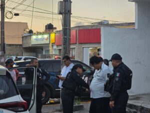 Taxista y albañil se enfrentan con tubo y hacha en Playa del Carmen; ambos fueron detenidos