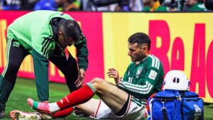  Santiago Giménez termina en el hospital
