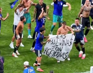 Reino Unido insta a la FIFA a investigar a Argentina por pancarta sobre Malvinas en el Mundial