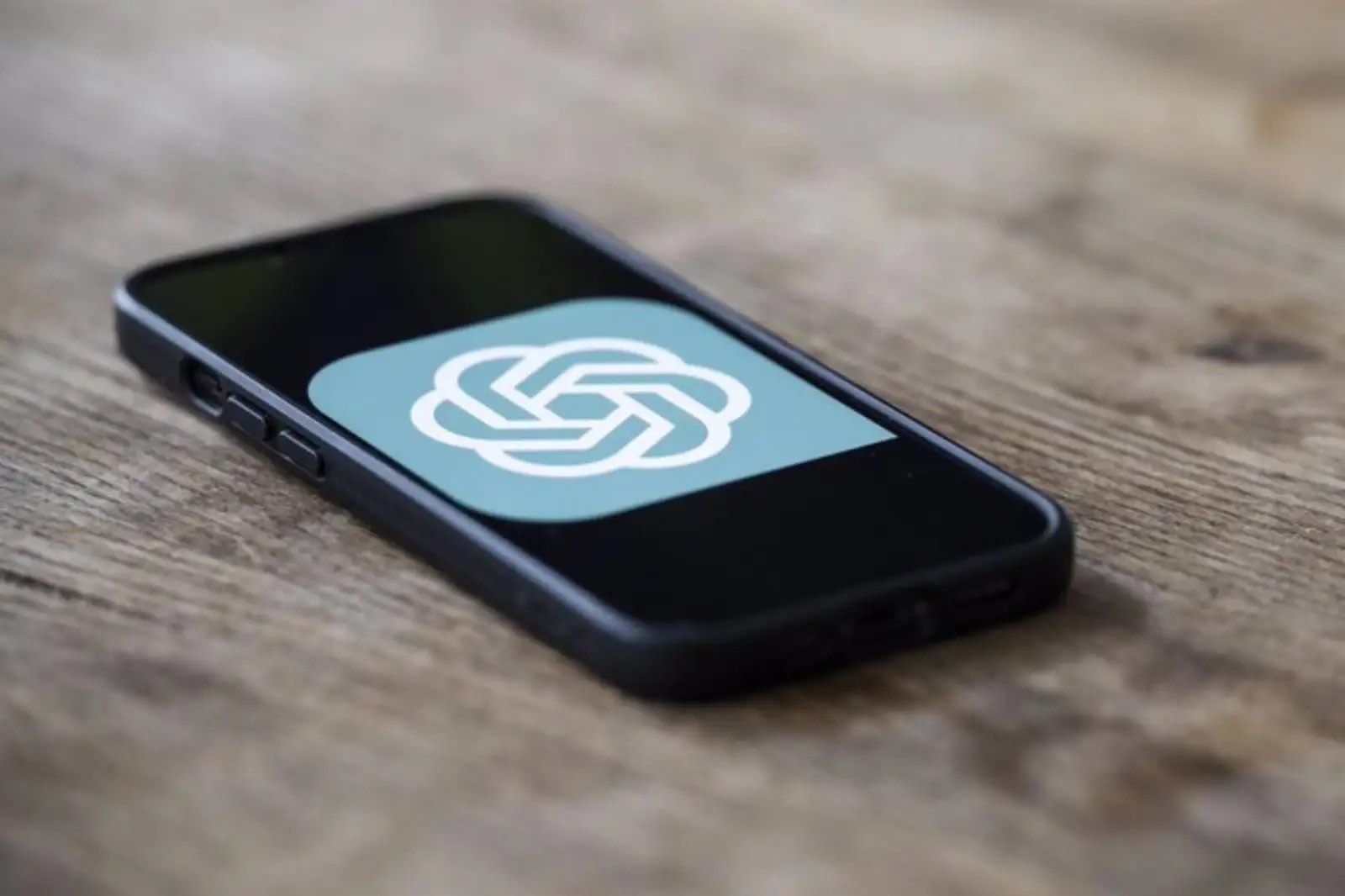 ChatGPT vuelve a estar disponible dentro de WhatsApp