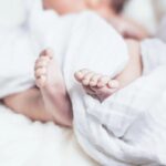 Bebé de 18 meses es hallado con vida en la morgue horas después del reporte de muerte por ahogamiento